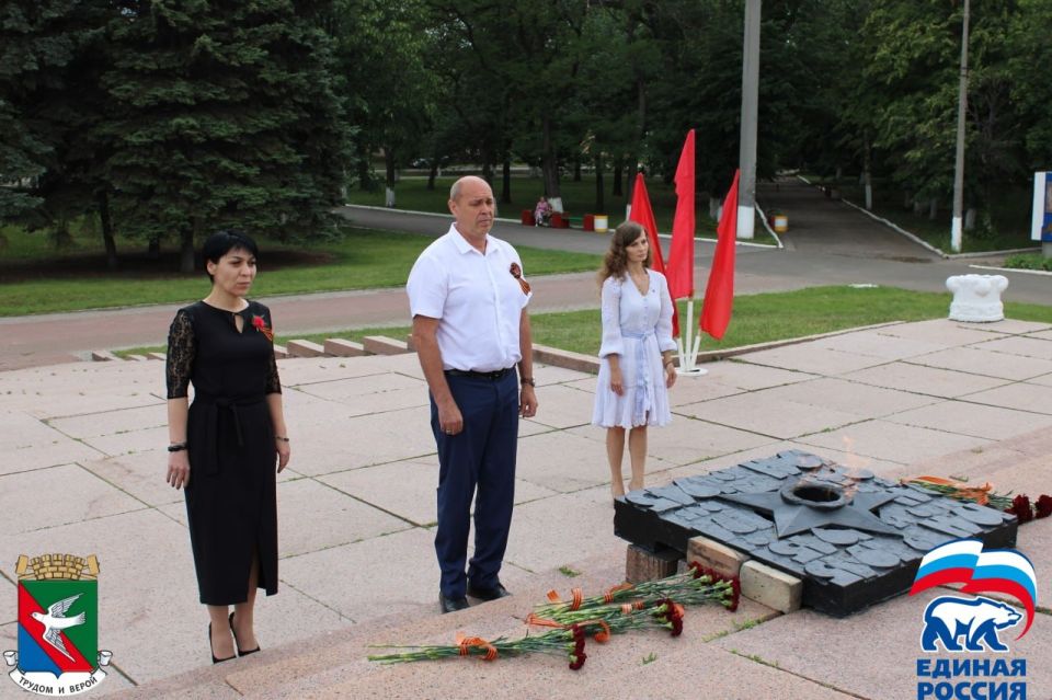 Роман Конев: В Горловке возложили цветы к Вечному огню у памятника воинам-горловчанам, погибшим в боях с немецко-фашистскими захватчиками в 1941-1945 г.г Роман Конев: В Горловке возложили цветы к Вечному огню у памятника воинам-горловчанам, погибшим в боях с немецко-фашистскими захватчиками в 1941-1945 г.г