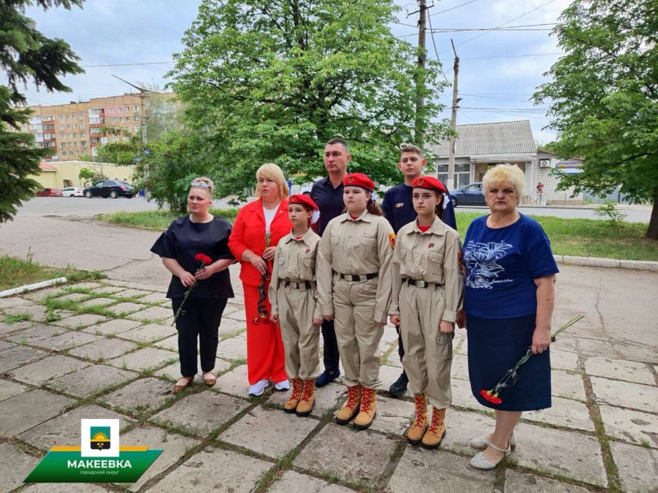 Во всех районах Макеевки прошла церемония возложения цветов, приуроченная Дню памяти и скорби Во всех районах Макеевки прошла церемония возложения цветов, приуроченная Дню памяти и скорби