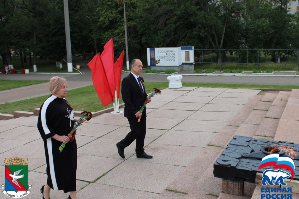 Роман Конев: В Горловке возложили цветы к Вечному огню у памятника воинам-горловчанам, погибшим в боях с немецко-фашистскими захватчиками в 1941-1945 г.г Роман Конев: В Горловке возложили цветы к Вечному огню у памятника воинам-горловчанам, погибшим в боях с немецко-фашистскими захватчиками в 1941-1945 г.г