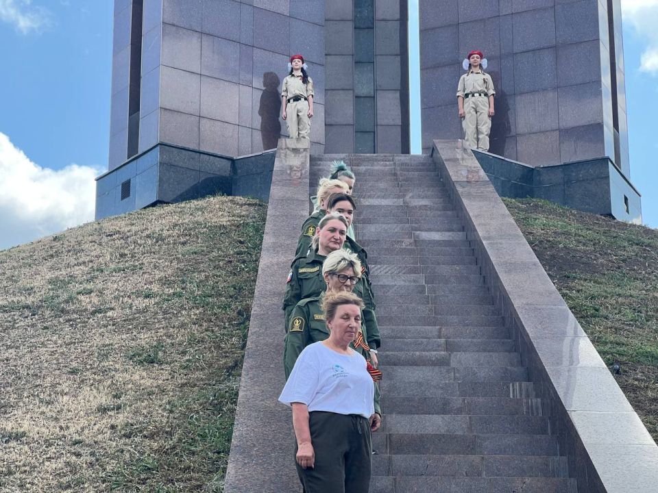 "Пост N 1". Юнармейский отряд ВПК "Гвардейцы Донбасса 115 города Донецк", ГБОУ "Специализированная школа N 115 г. о. Донецк" ДНР Ко Дню памяти и скорби начала Великой Отечественной войны встретились с волонтёрами из города... "Пост N 1". Юнармейский отряд ВПК "Гвардейцы Донбасса 115 города Донецк", ГБОУ "Специализированная школа N 115 г. о. Донецк" ДНР Ко Дню памяти и скорби начала Великой Отечественной войны встретились с волонтёрами из города...