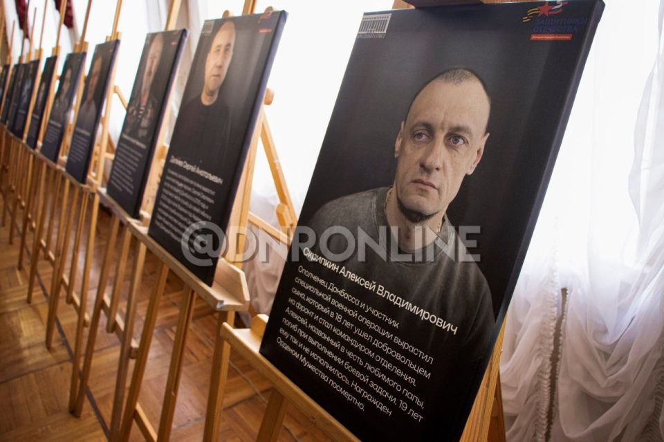 В Донецкой филармонии при участии Народного Совета ДНР и местного отделения фонда «Защитники Отчества» состоялось открытие выставки «Отец Героя» В Донецкой филармонии при участии Народного Совета ДНР и местного отделения фонда «Защитники Отчества» состоялось открытие выставки «Отец Героя»