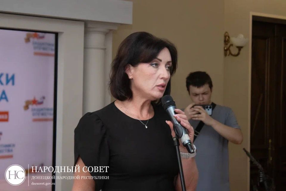Константин Кузьмин: Сегодня в Донецкой филармонии состоялось открытие выставки «Отец Героя» Константин Кузьмин: Сегодня в Донецкой филармонии состоялось открытие выставки «Отец Героя»