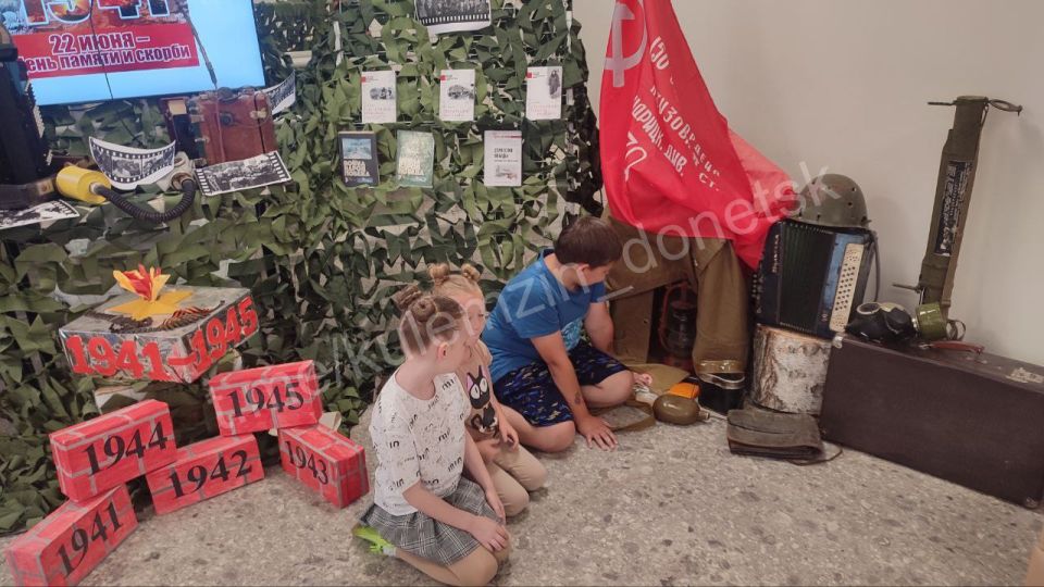 В День памяти и скорби в клубе села Бирюки провели вечер-реквием «Есть память, которой не будет забвенья, и слава, которой не будет конца» в рамках проекта «Историческая память» партии «Единая Россия» В День памяти и скорби в клубе села Бирюки провели вечер-реквием «Есть память, которой не будет забвенья, и слава, которой не будет конца» в рамках проекта «Историческая память» партии «Единая Россия»