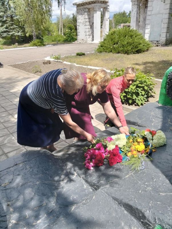 Сотрудники Детской Юнокоммунаровской школы искусств возложили цветы к памятнику воинам в парке ДК «Юнком», павшим за свободу и независимость Родины Сотрудники Детской Юнокоммунаровской школы искусств возложили цветы к памятнику воинам в парке ДК «Юнком», павшим за свободу и независимость Родины