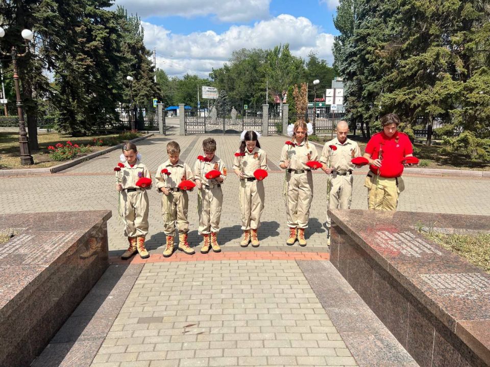 "Пост N 1". Ко Дню памяти и скорби начала Великой Отечественной войны Юнармейцы ВПК "Гвардейцы Донбасса 115 города Донецк", в составе: Штиенко Владислав "Пост N 1". Ко Дню памяти и скорби начала Великой Отечественной войны Юнармейцы ВПК "Гвардейцы Донбасса 115 города Донецк", в составе: Штиенко Владислав