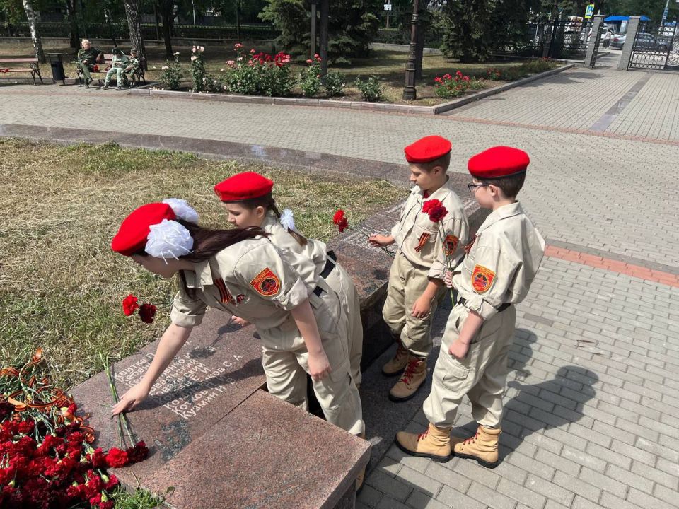 "Пост N 1". Ко Дню памяти и скорби начала Великой Отечественной войны Юнармейцы ВПК "Гвардейцы Донбасса 115 города Донецк", в составе: Штиенко Владислав "Пост N 1". Ко Дню памяти и скорби начала Великой Отечественной войны Юнармейцы ВПК "Гвардейцы Донбасса 115 города Донецк", в составе: Штиенко Владислав