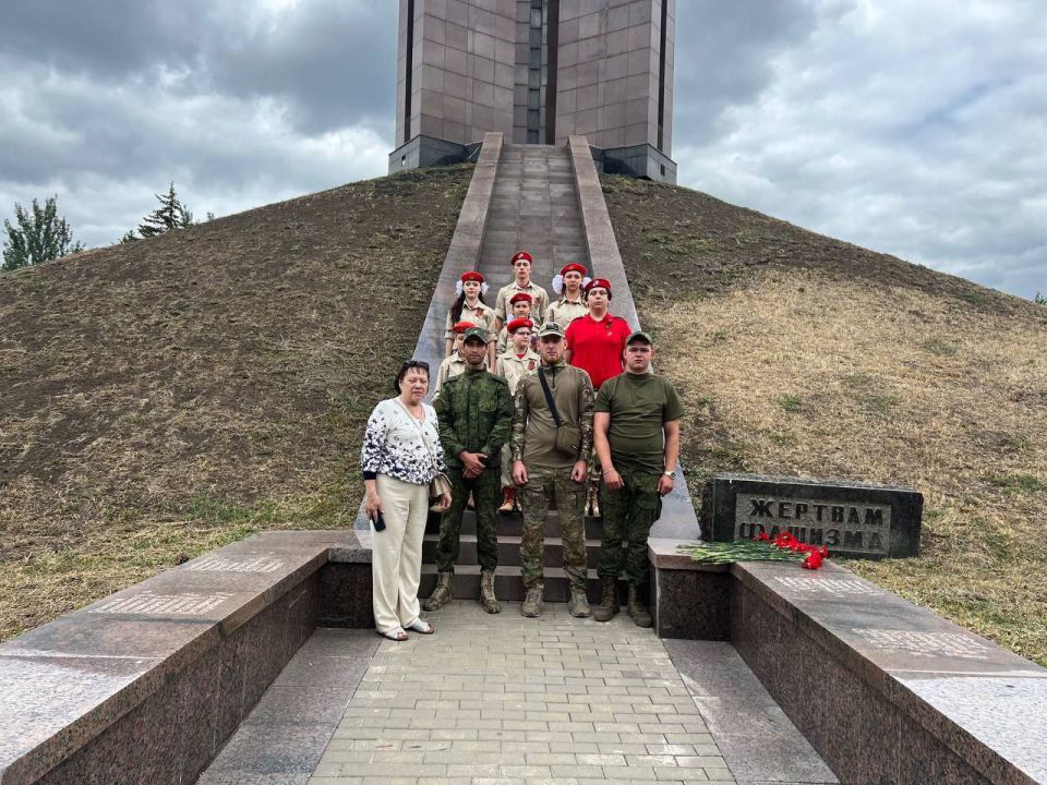 "Пост N 1". Юнармейский отряд ВПК "Гвардейцы Донбасса 115 города Донецк", ГБОУ "Специализированная школа N 115 г. о. Донецк" ДНР Ко Дню памяти и скорби начала Великой Отечественной войны встретились с волонтёрами из города... "Пост N 1". Юнармейский отряд ВПК "Гвардейцы Донбасса 115 города Донецк", ГБОУ "Специализированная школа N 115 г. о. Донецк" ДНР Ко Дню памяти и скорби начала Великой Отечественной войны встретились с волонтёрами из города...