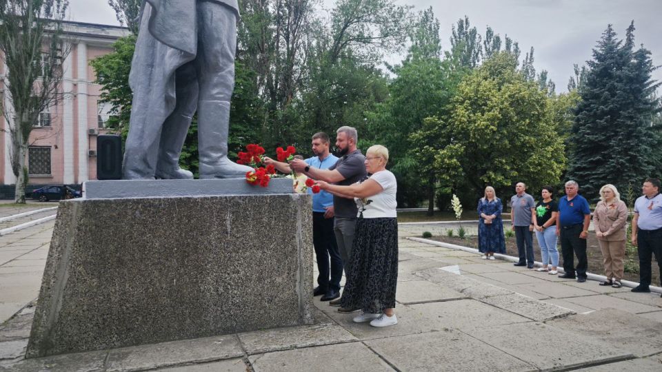 В Кировском внутригородском районе состоялось возложение цветов приуроченное ко Дню памяти и скорби В Кировском внутригородском районе состоялось возложение цветов приуроченное ко Дню памяти и скорби