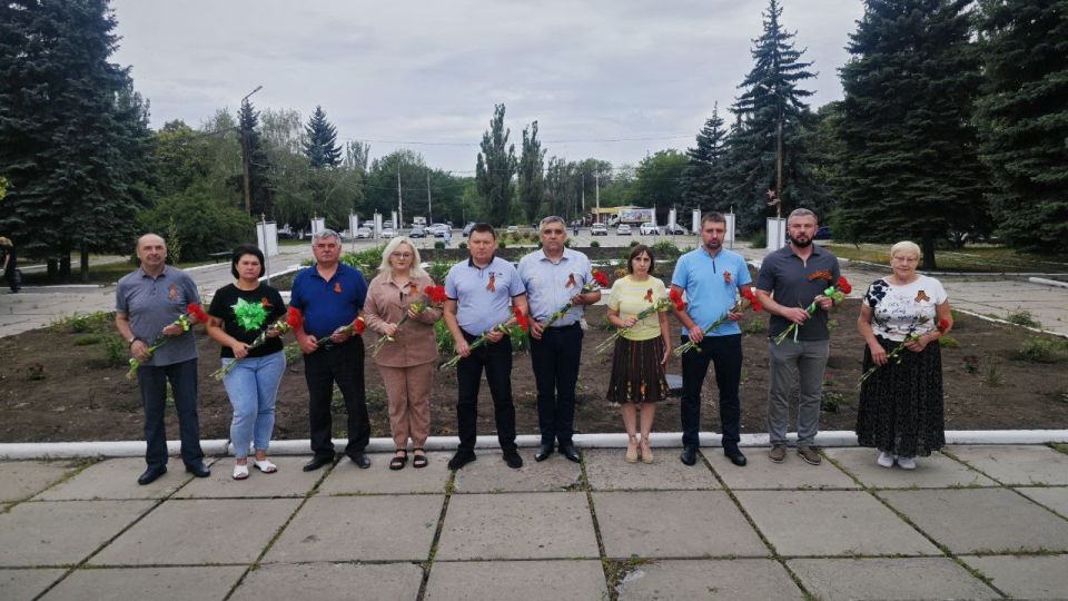 В Кировском внутригородском районе состоялось возложение цветов приуроченное ко Дню памяти и скорби В Кировском внутригородском районе состоялось возложение цветов приуроченное ко Дню памяти и скорби