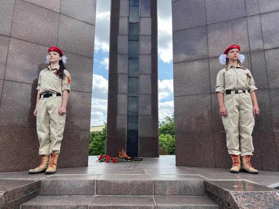 "Пост N 1". Ко Дню памяти и скорби начала Великой Отечественной войны Юнармейцы ВПК "Гвардейцы Донбасса 115 города Донецк", в составе: Штиенко Владислав "Пост N 1". Ко Дню памяти и скорби начала Великой Отечественной войны Юнармейцы ВПК "Гвардейцы Донбасса 115 города Донецк", в составе: Штиенко Владислав