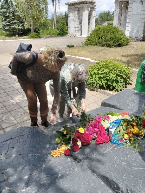 Сотрудники Детской Юнокоммунаровской школы искусств возложили цветы к памятнику воинам в парке ДК «Юнком», павшим за свободу и независимость Родины Сотрудники Детской Юнокоммунаровской школы искусств возложили цветы к памятнику воинам в парке ДК «Юнком», павшим за свободу и независимость Родины