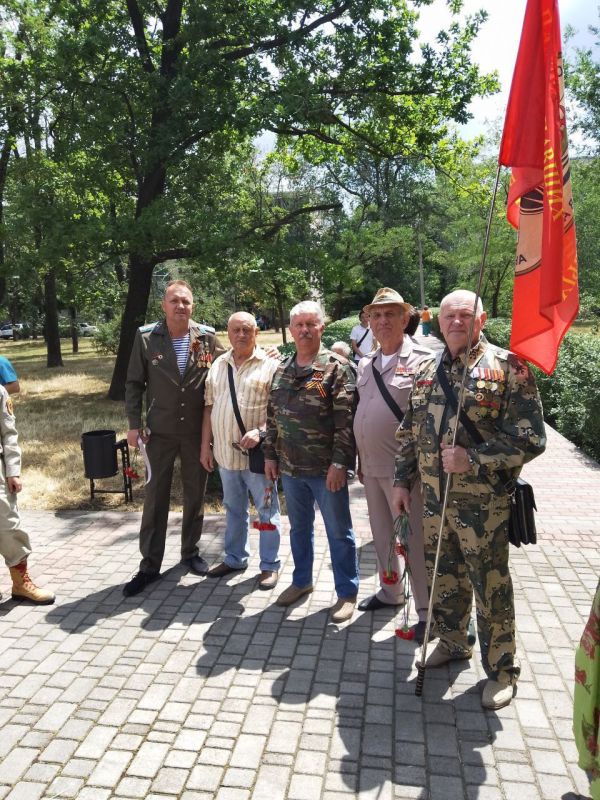 Дмитрий Огилец: Сегодня Мариупольская городская организация "Российский союз ветеранов Афганистана и специальных военных операций" приняла участие в траурном митинге памяти и скорби, по случаю начала Великой Отечественной... Дмитрий Огилец: Сегодня Мариупольская городская организация "Российский союз ветеранов Афганистана и специальных военных операций" приняла участие в траурном митинге памяти и скорби, по случаю начала Великой Отечественной...