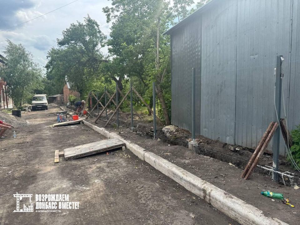Специалисты Амурской области возводят новый забор в детском саду «Теремок» в Амвросиевке Специалисты Амурской области возводят новый забор в детском саду «Теремок» в Амвросиевке