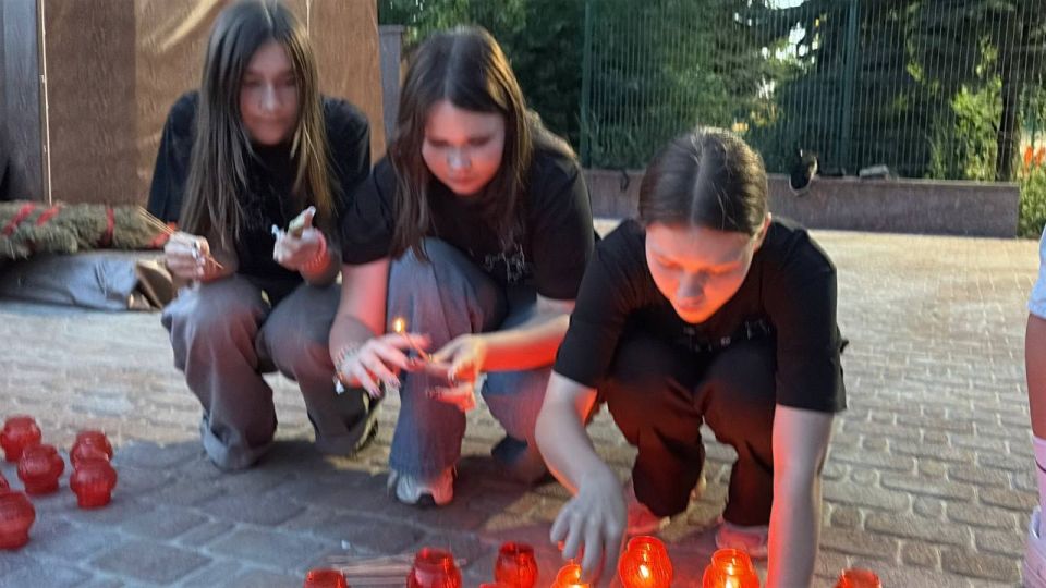 В День памяти и скорби зажгли свечи в знак вечной памяти В День памяти и скорби зажгли свечи в знак вечной памяти