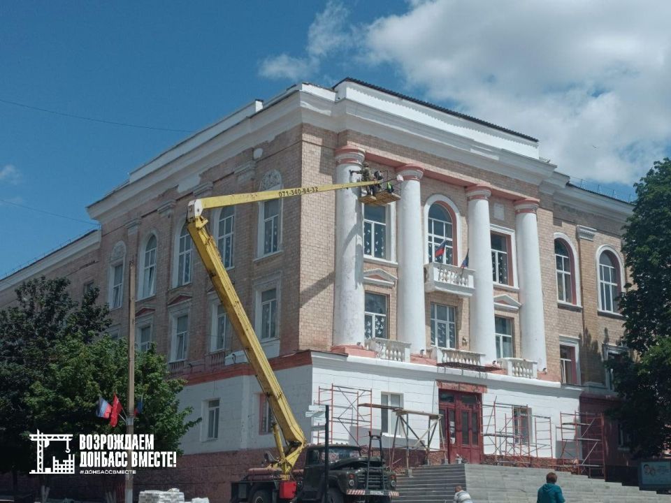 Амурская область продолжает ремонт фасада Амвросиевского индустриального колледжа Амурская область продолжает ремонт фасада Амвросиевского индустриального колледжа