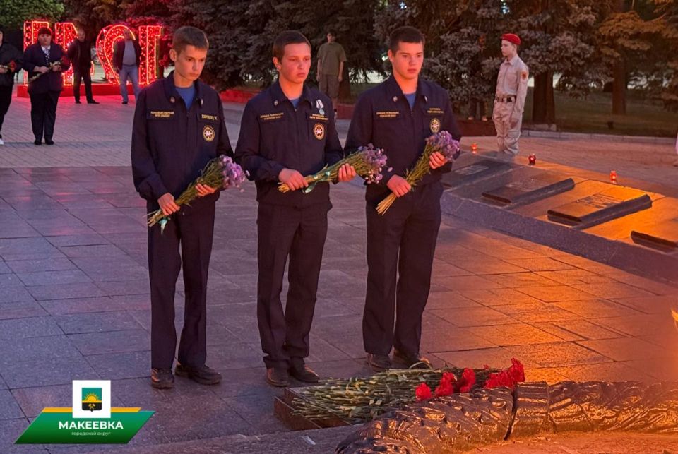 В Макеевке ко Дню памяти и скорби состоялось возложение цветов В Макеевке ко Дню памяти и скорби состоялось возложение цветов