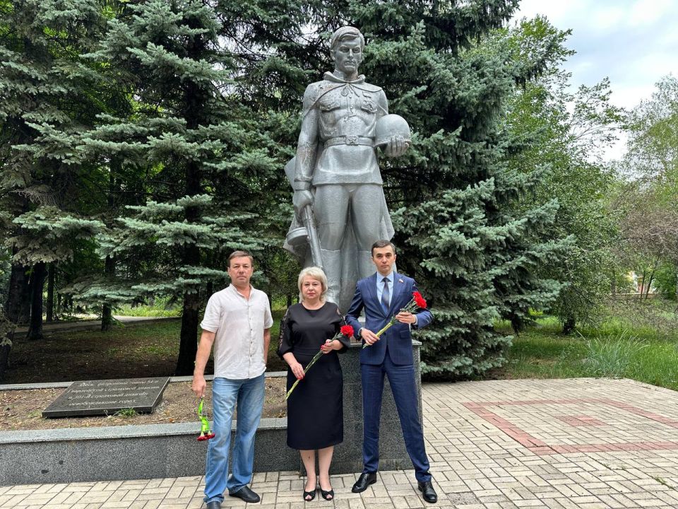 Сегодня, 22 июня, в День Памяти и Скорби на памятниках и братских захоронениях, посвященных событиям ВОВ 1941-1945гг, прошли возложения цветов Сегодня, 22 июня, в День Памяти и Скорби на памятниках и братских захоронениях, посвященных событиям ВОВ 1941-1945гг, прошли возложения цветов