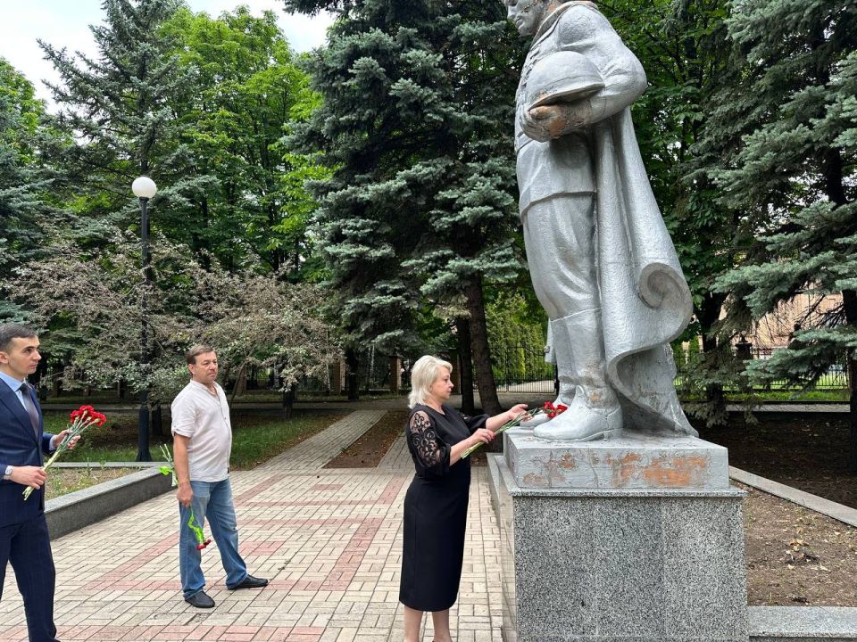 Сегодня, 22 июня, в День Памяти и Скорби на памятниках и братских захоронениях, посвященных событиям ВОВ 1941-1945гг, прошли возложения цветов Сегодня, 22 июня, в День Памяти и Скорби на памятниках и братских захоронениях, посвященных событиям ВОВ 1941-1945гг, прошли возложения цветов