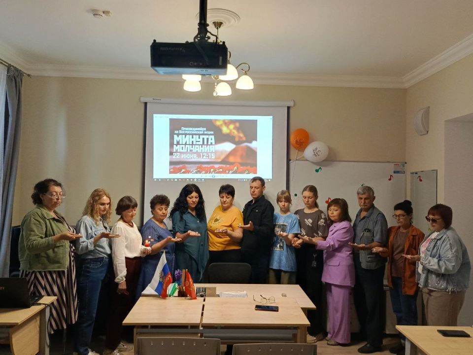 Ровно в 12:15 по московскому времени по всей России, Донецкой Народной Республики, по всему Волновахскому муниципальному округа была объявлена Общероссийская Минута молчания Ровно в 12:15 по московскому времени по всей России, Донецкой Народной Республики, по всему Волновахскому муниципальному округа была объявлена Общероссийская Минута молчания