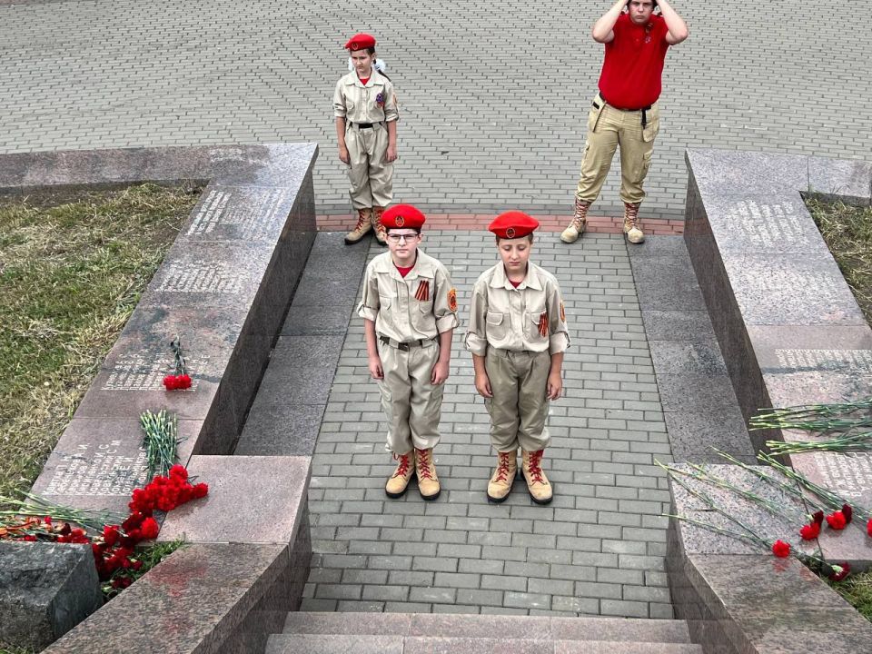 "Пост N 1". Ко Дню памяти и скорби начала Великой Отечественной войны Юнармейцы ВПК "Гвардейцы Донбасса 115 города Донецк", в составе: Штиенко Владислав "Пост N 1". Ко Дню памяти и скорби начала Великой Отечественной войны Юнармейцы ВПК "Гвардейцы Донбасса 115 города Донецк", в составе: Штиенко Владислав