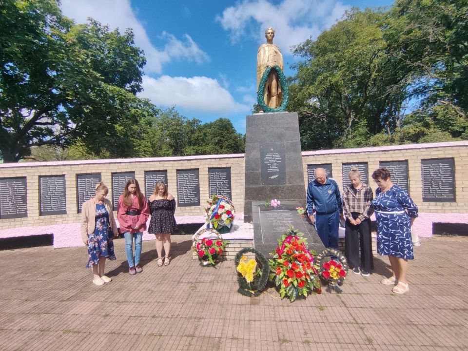 Ровно в 12:15 по московскому времени по всей России, Донецкой Народной Республики, по всему Волновахскому муниципальному округа была объявлена Общероссийская Минута молчания Ровно в 12:15 по московскому времени по всей России, Донецкой Народной Республики, по всему Волновахскому муниципальному округа была объявлена Общероссийская Минута молчания