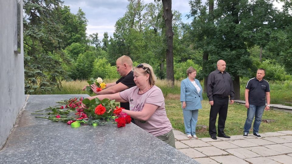 В Советском внутригородском районе городского округа Макеевка состоялось возложение цветов к Братской могиле шахтеров и Советских воинов, приуроченное ко Дню памяти и скорби В Советском внутригородском районе городского округа Макеевка состоялось возложение цветов к Братской могиле шахтеров и Советских воинов, приуроченное ко Дню памяти и скорби