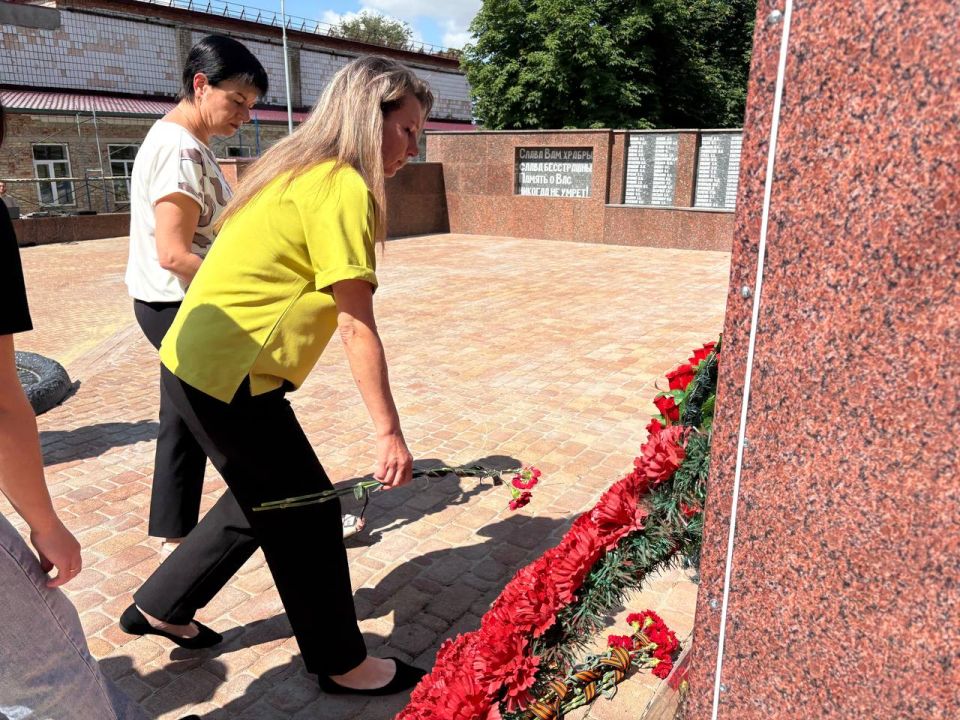 Наталья Великодная: В память о погибших героях Великой Отечественной войны в Тельманово приняла участие в возложении цветов у мемориала "Родина-Мать" Наталья Великодная: В память о погибших героях Великой Отечественной войны в Тельманово приняла участие в возложении цветов у мемориала "Родина-Мать"