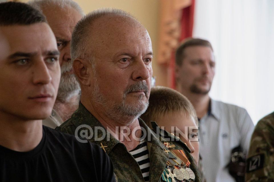 В Донецкой филармонии при участии Народного Совета ДНР и местного отделения фонда «Защитники Отчества» состоялось открытие выставки «Отец Героя» В Донецкой филармонии при участии Народного Совета ДНР и местного отделения фонда «Защитники Отчества» состоялось открытие выставки «Отец Героя»