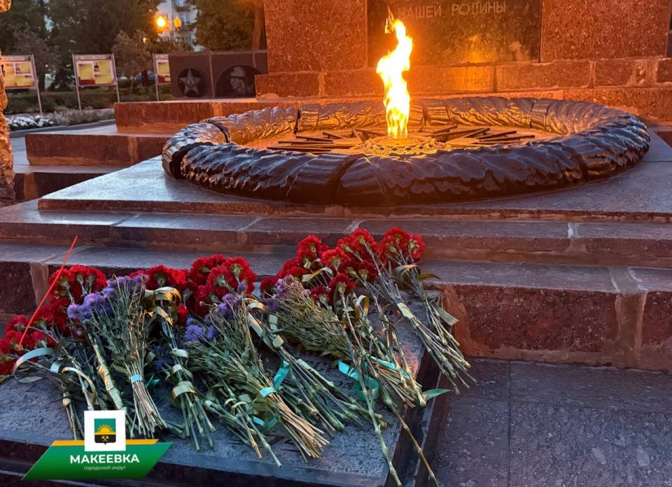В Макеевке ко Дню скорби и памяти состоялось возложение цветов В Макеевке ко Дню скорби и памяти состоялось возложение цветов