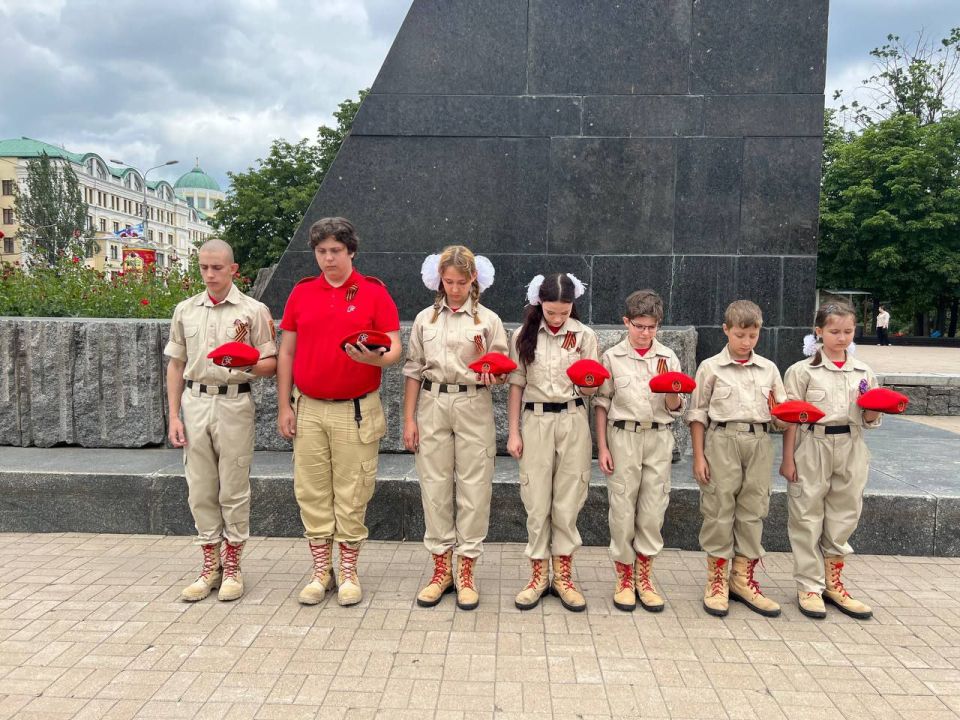 Юрий Будрин: МИНУТА МОЛЧАНИЯ!. Юнармейский отряд нашей школы ВПК "Гвардейцы Донбасса 115 города Донецк", присоединились ко Всероссийской акции "Минута молчания" 22 июня 2025 года в 12 часов 15 минут по Московскому времени на... Юрий Будрин: МИНУТА МОЛЧАНИЯ!. Юнармейский отряд нашей школы ВПК "Гвардейцы Донбасса 115 города Донецк", присоединились ко Всероссийской акции "Минута молчания" 22 июня 2025 года в 12 часов 15 минут по Московскому времени на...