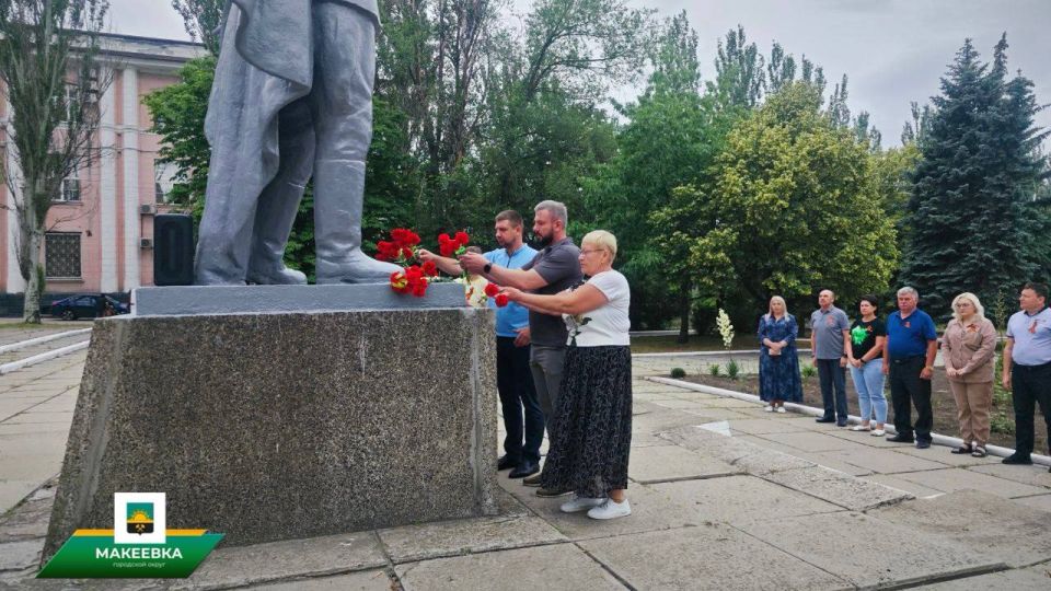 Александр Подгорный: Во всех районах Макеевки прошла церемония возложения цветов, приуроченная Дню памяти и скорби Александр Подгорный: Во всех районах Макеевки прошла церемония возложения цветов, приуроченная Дню памяти и скорби