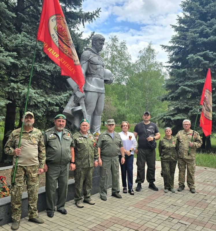 Дмитрий Огилец: 22 июня в 12.15 часов члены Макеевской городской организации РСВА и СВО в г. Макеевке приняли участие в объявленной ранее Всероссийской "Минуте молчания" Дмитрий Огилец: 22 июня в 12.15 часов члены Макеевской городской организации РСВА и СВО в г. Макеевке приняли участие в объявленной ранее Всероссийской "Минуте молчания"