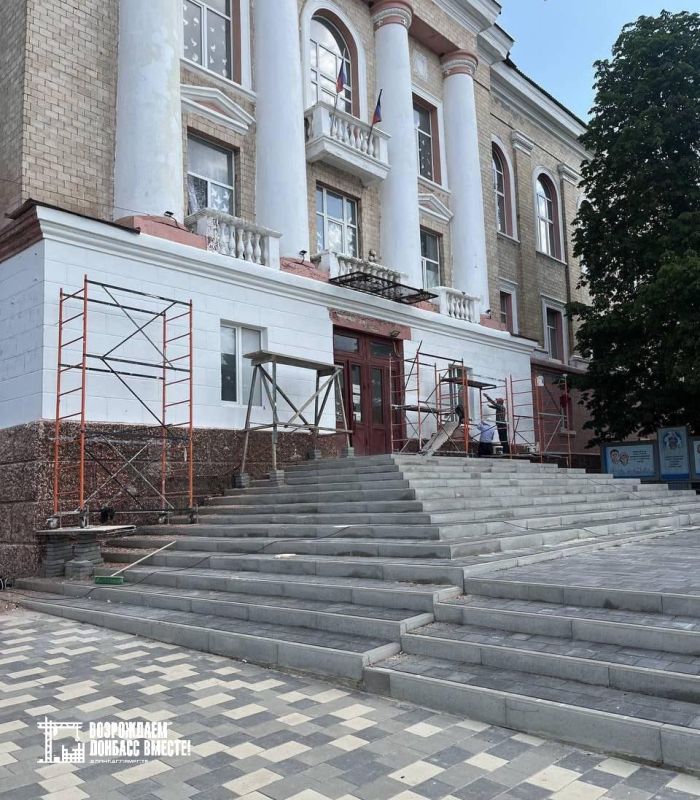 Амурская область продолжает ремонт фасада Амвросиевского индустриального колледжа Амурская область продолжает ремонт фасада Амвросиевского индустриального колледжа