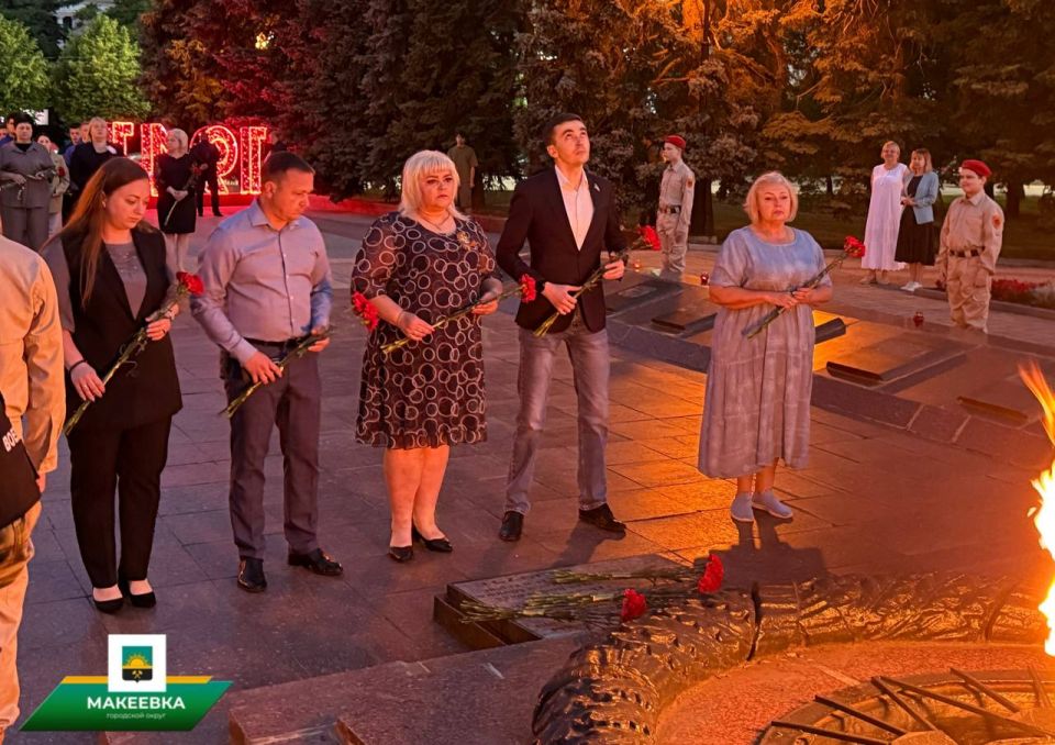 Александр Подгорный: В Макеевке ко Дню скорби и памяти состоялось возложение цветов Александр Подгорный: В Макеевке ко Дню скорби и памяти состоялось возложение цветов