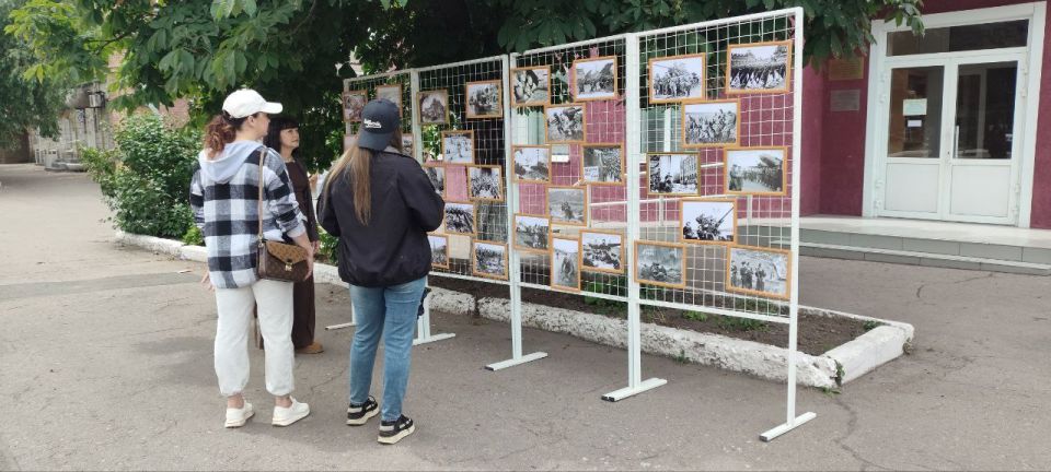 #МыПомним. В День памяти и скорби, сотрудники МБУ "Центр культуры и досуга города Дебальцево" организовали на центральной площади города выставку, посвященную событиям Великой Отечественной войны #МыПомним. В День памяти и скорби, сотрудники МБУ "Центр культуры и досуга города Дебальцево" организовали на центральной площади города выставку, посвященную событиям Великой Отечественной войны