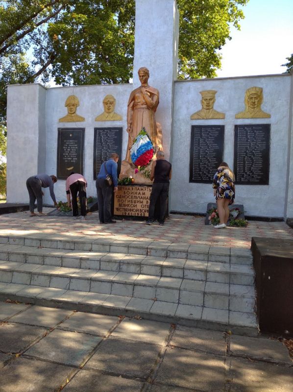 22.06.2025 г. в рамках партийного проекта #ИсторическаяПамять Дмитровская библиотека совместно с МБУ "Дмитровский СДК" приняла участие в возложении цветов к памятникам воинов, погибших в Великой Отечественной войне и... 22.06.2025 г. в рамках партийного проекта #ИсторическаяПамять Дмитровская библиотека совместно с МБУ "Дмитровский СДК" приняла участие в возложении цветов к памятникам воинов, погибших в Великой Отечественной войне и...