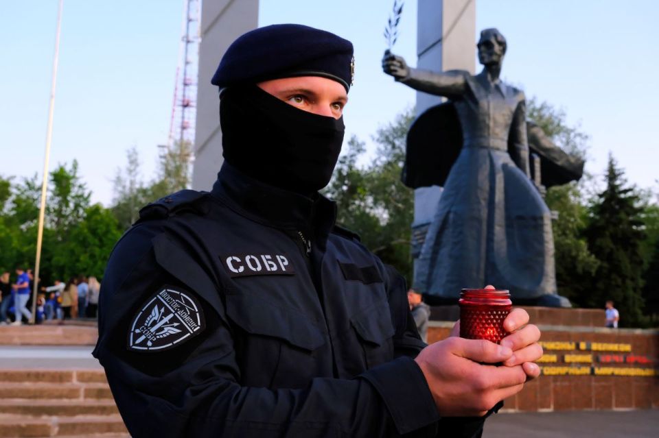 Росгвардейцы приняли участие в мемориальной акции «Свеча памяти» в Мариуполе