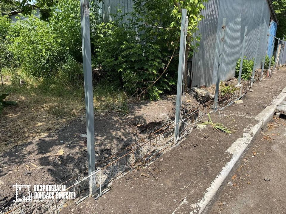 Специалисты Амурской области возводят новый забор в детском саду «Теремок» в Амвросиевке Специалисты Амурской области возводят новый забор в детском саду «Теремок» в Амвросиевке