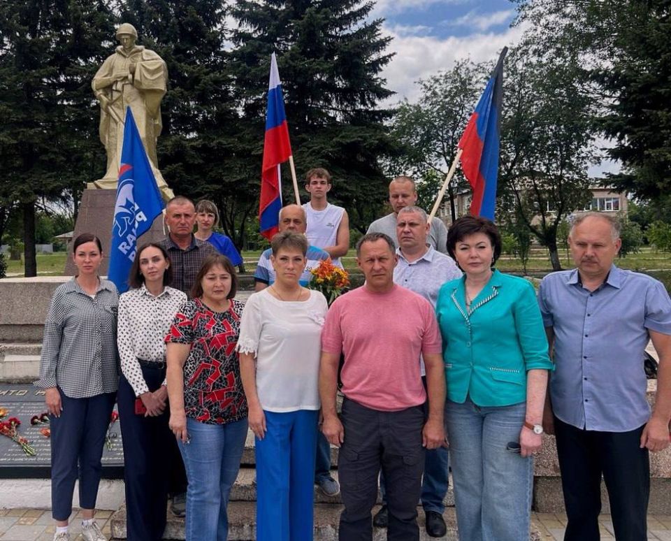 Сегодня, ровно в 12:15, на площади Славы в Ясиноватой прошло возложение цветов Сегодня, ровно в 12:15, на площади Славы в Ясиноватой прошло возложение цветов