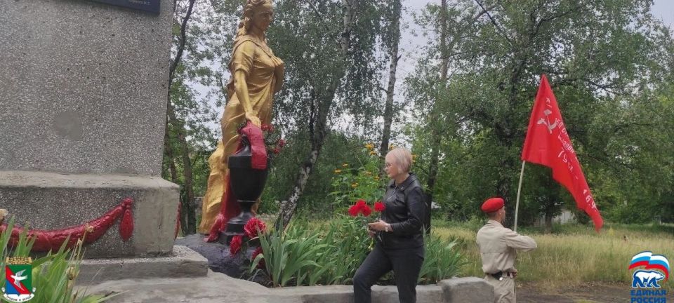 В Никитовском внутригородском районе города Горловка прошло возложение цветов к памятному знаку, приуроченное Дню памяти и скорби В Никитовском внутригородском районе города Горловка прошло возложение цветов к памятному знаку, приуроченное Дню памяти и скорби