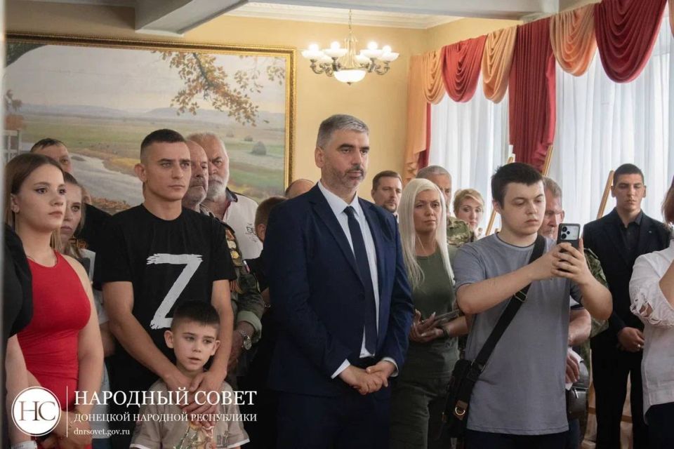 Константин Кузьмин: Сегодня в Донецкой филармонии состоялось открытие выставки «Отец Героя» Константин Кузьмин: Сегодня в Донецкой филармонии состоялось открытие выставки «Отец Героя»