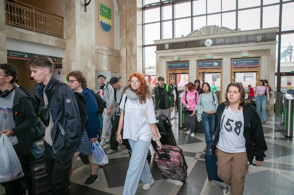 В Петербург приехали 520 школьников из Мариуполя В Петербург приехали 520 школьников из Мариуполя