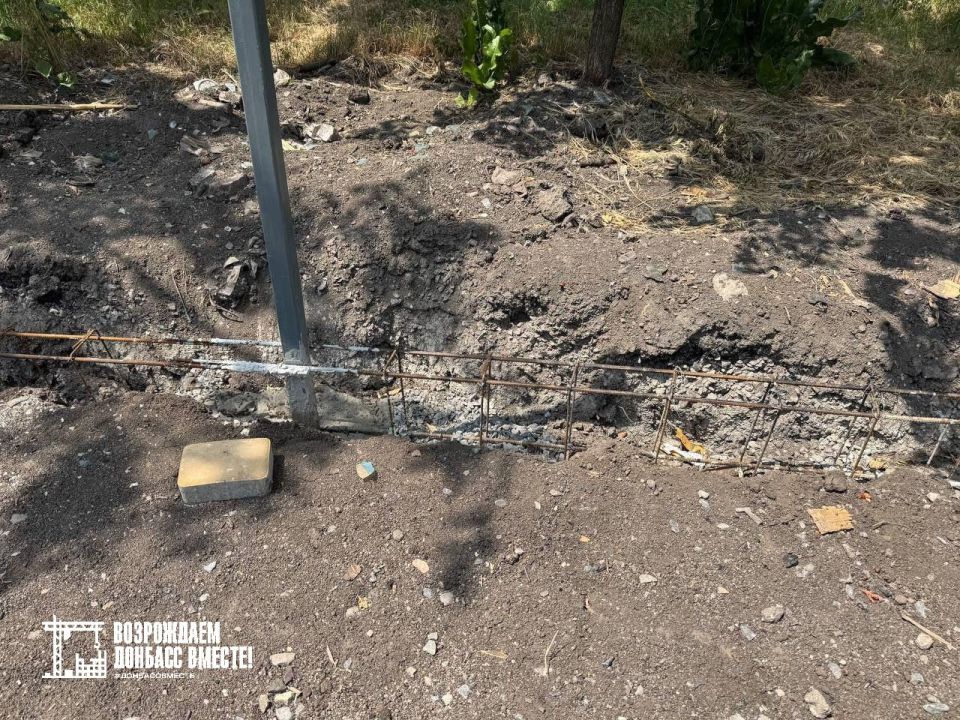 Специалисты Амурской области возводят новый забор в детском саду «Теремок» в Амвросиевке Специалисты Амурской области возводят новый забор в детском саду «Теремок» в Амвросиевке
