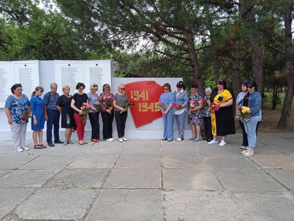 Виктория Жукова: В пгт. Зуевка почтили память минутой молчания и возложили цветы к памятнику Неизвестного солдата Виктория Жукова: В пгт. Зуевка почтили память минутой молчания и возложили цветы к памятнику Неизвестного солдата