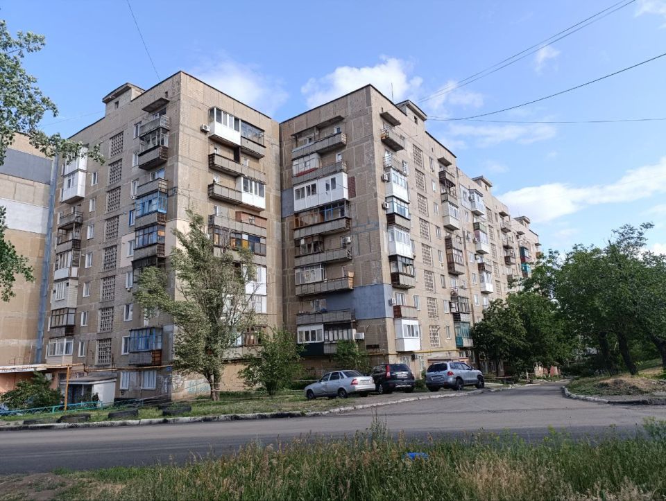 В Снежном ведется капитальный ремонт кровли жилого дома на ул. Карапетяна В Снежном ведется капитальный ремонт кровли жилого дома на ул. Карапетяна