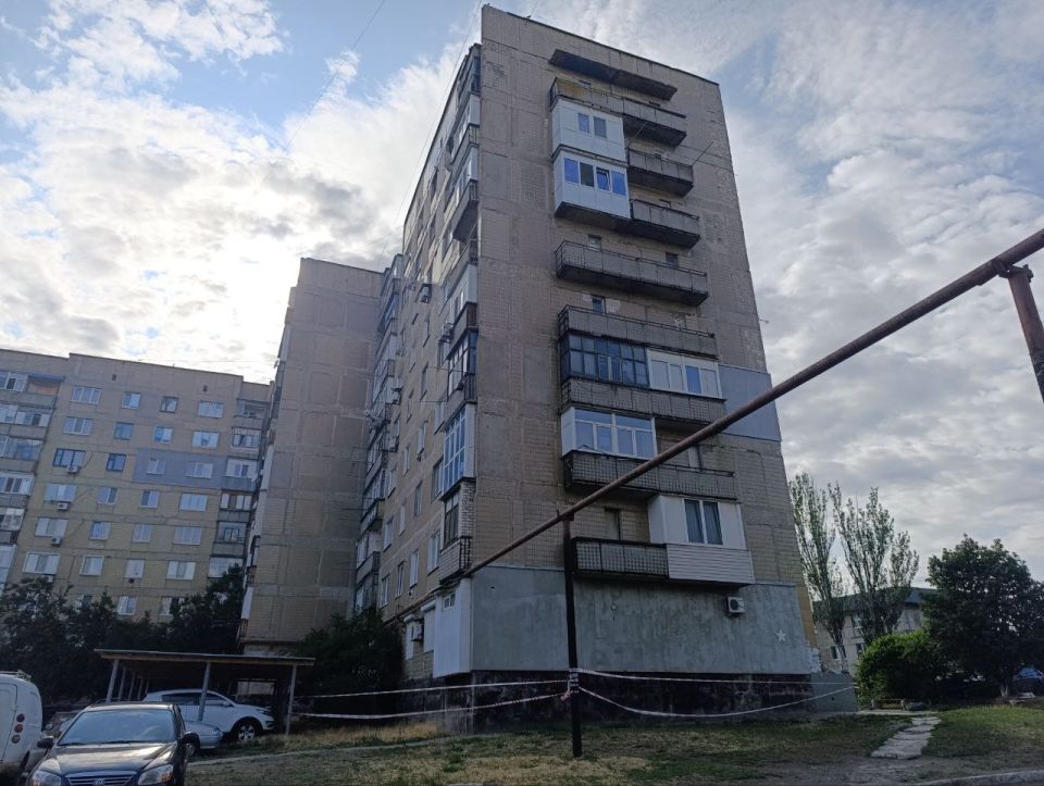 В Снежном ведется капитальный ремонт кровли жилого дома на ул. Карапетяна В Снежном ведется капитальный ремонт кровли жилого дома на ул. Карапетяна