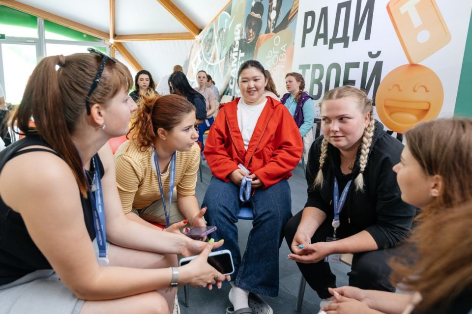Школа летом?. Да, если речь идет о летних школах Академии «Меганом»! На прошлой неделе делегация из ДНР приняла участие в одной из них, посвященной 90-летию со дня рождения театрального актера и режиссера Олега Табакова Школа летом?. Да, если речь идет о летних школах Академии «Меганом»! На прошлой неделе делегация из ДНР приняла участие в одной из них, посвященной 90-летию со дня рождения театрального актера и режиссера Олега Табакова