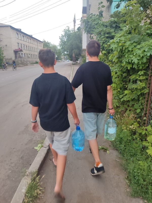 С добром в сердце. Активисты Движения Первых Иловайска продолжают участвовать в акции «Эстафета Добра» и на постоянной основе помогают пожилым людям города в доставке питьевой воды С добром в сердце. Активисты Движения Первых Иловайска продолжают участвовать в акции «Эстафета Добра» и на постоянной основе помогают пожилым людям города в доставке питьевой воды
