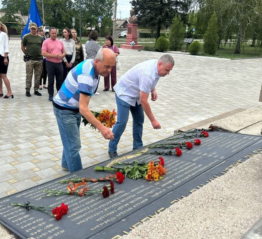 Депутаты фракции "Единая Россия" Ясиноватского муниципального совета ДНР приняли участие в мероприятии, посвященном Дню памяти и скорби Депутаты фракции "Единая Россия" Ясиноватского муниципального совета ДНР приняли участие в мероприятии, посвященном Дню памяти и скорби