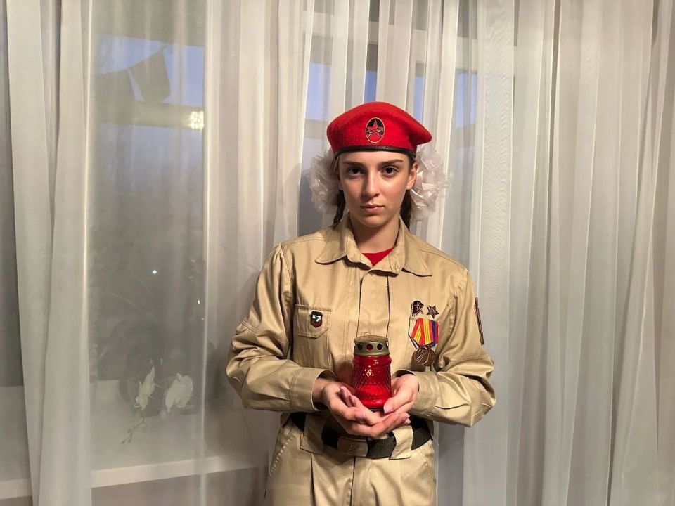 Юнармейцы Донецкой Народной Республики приняли участие во Всероссийской акции "Свеча Памяти".Эта акция посвящена памяти о всех погибших в Великой Отечественной войне, нашей скорби по ее жертвам и благодарности за спасение... Юнармейцы Донецкой Народной Республики приняли участие во Всероссийской акции "Свеча Памяти".Эта акция посвящена памяти о всех погибших в Великой Отечественной войне, нашей скорби по ее жертвам и благодарности за спасение...